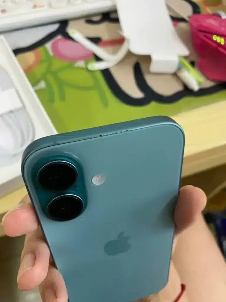 В мрежата се появиха снимки на iPhone 16 след два дни употреба и образуване на драскотини