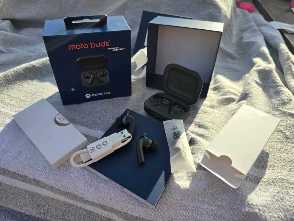 Moto Buds+ – компактни, удобни и способни