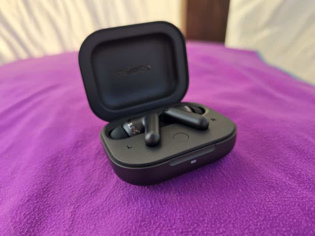 Moto Buds+ – компактни, удобни и способни