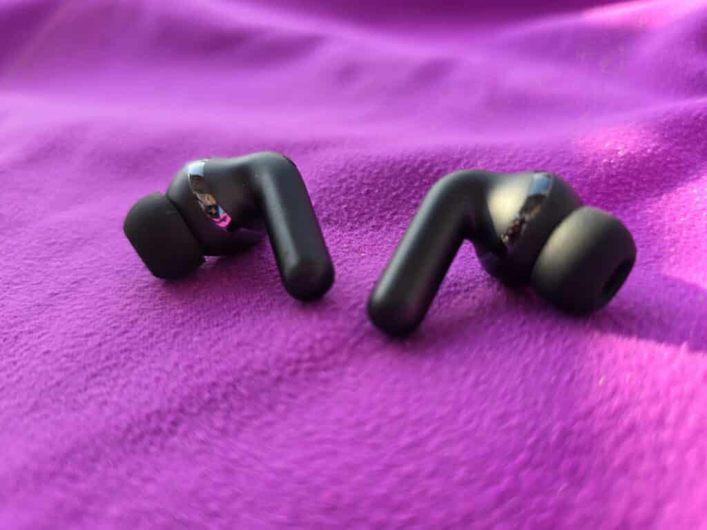 Moto Buds+ – компактни, удобни и способни