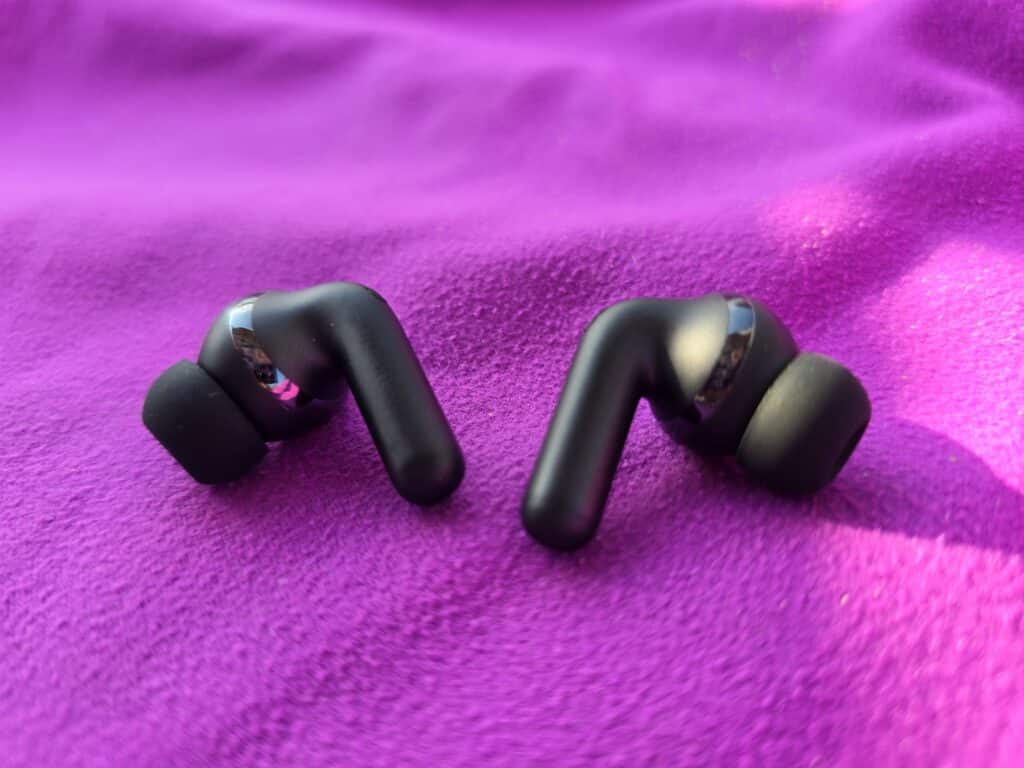 Moto Buds+ – компактни, удобни и способни