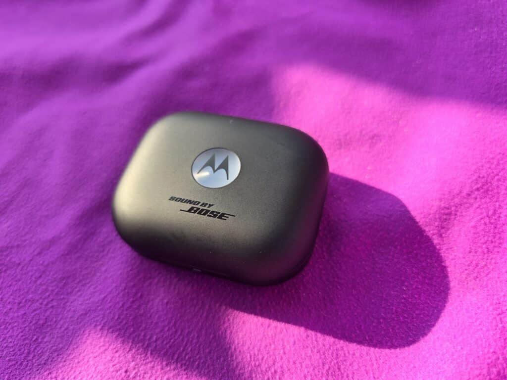 Moto Buds+ – компактни, удобни и способни