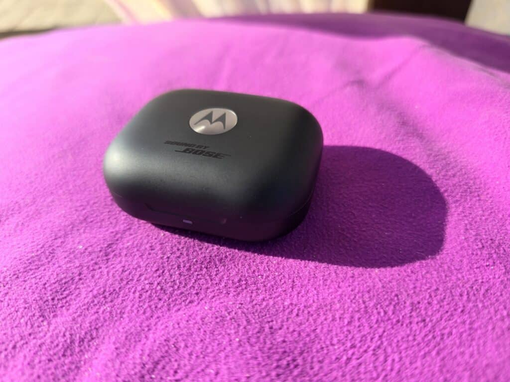 Moto Buds+ – компактни, удобни и способни