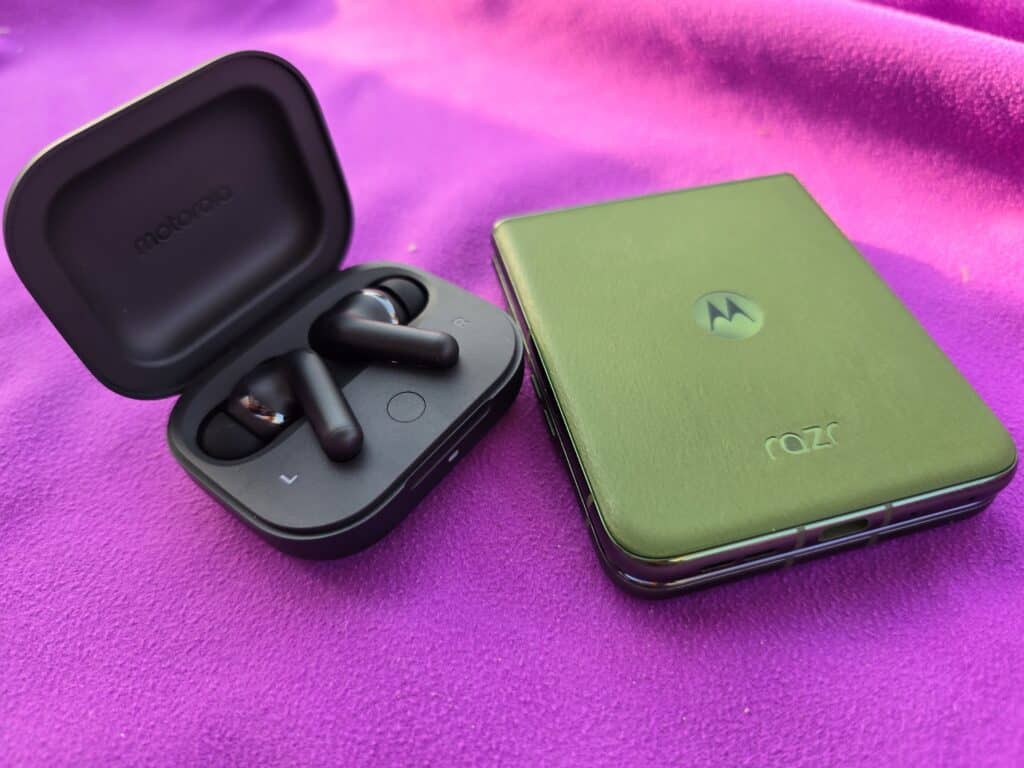 Moto Buds+ – компактни, удобни и способни