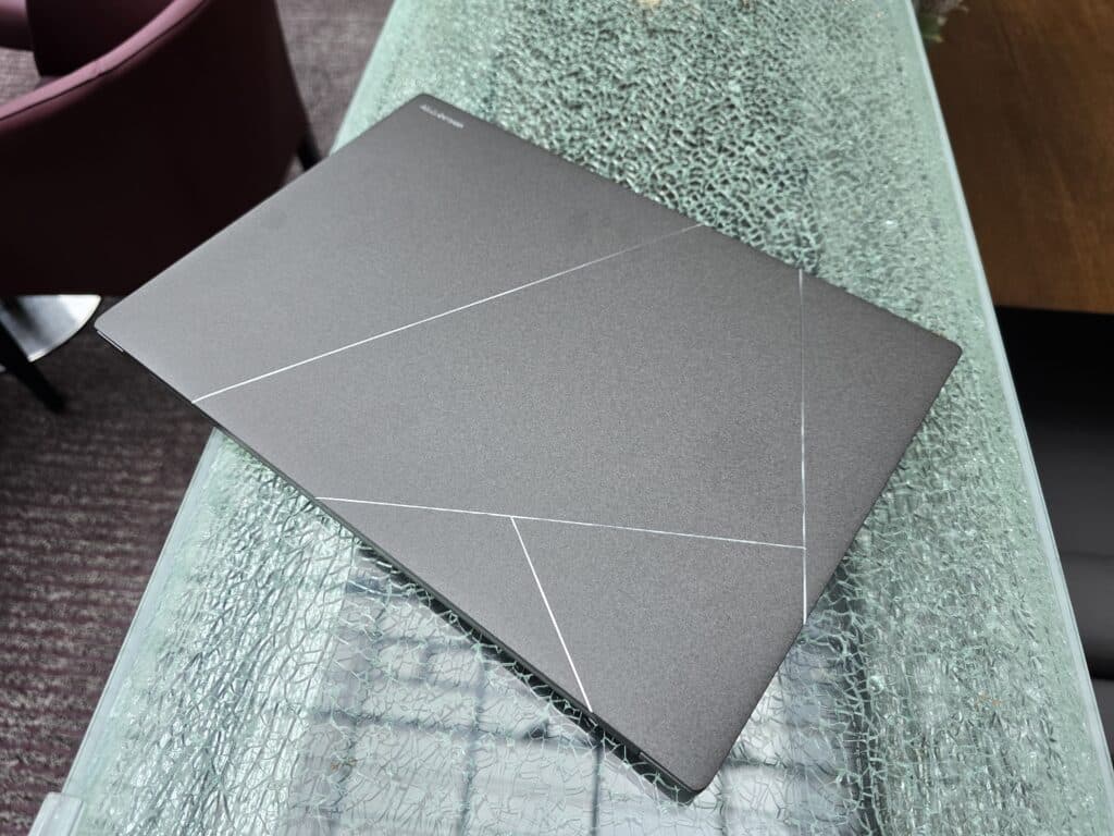 ASUS Zenbook S 14: Силата на елегантността и интелигентността