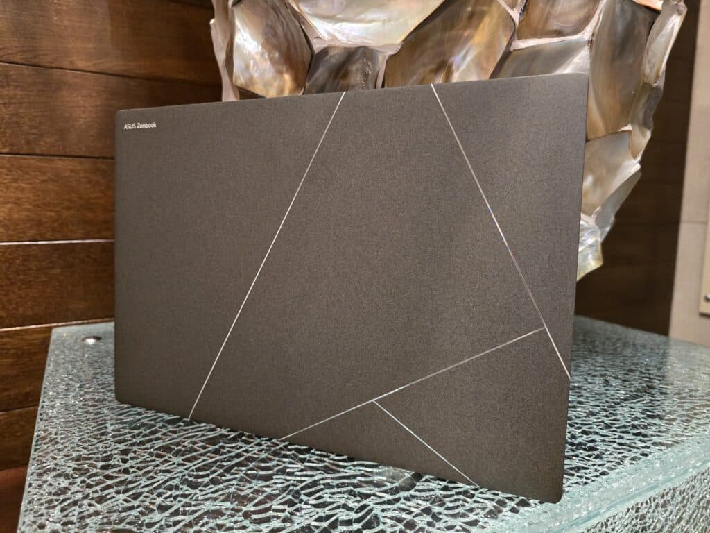 ASUS Zenbook S 14: Силата на елегантността и интелигентността