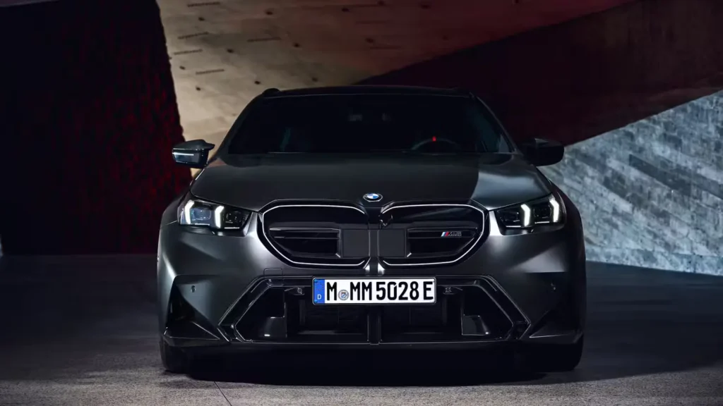 BMW M5 Touring срещу Audi RS6 Performance