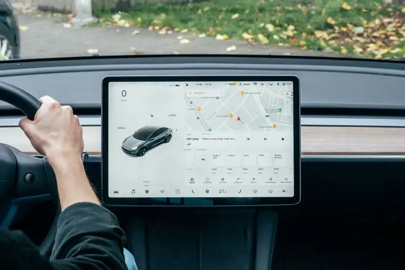 Автомобилните концерни силно изостават от Tesla и китайските си конкуренти в разработването на най-съвременен софтуер