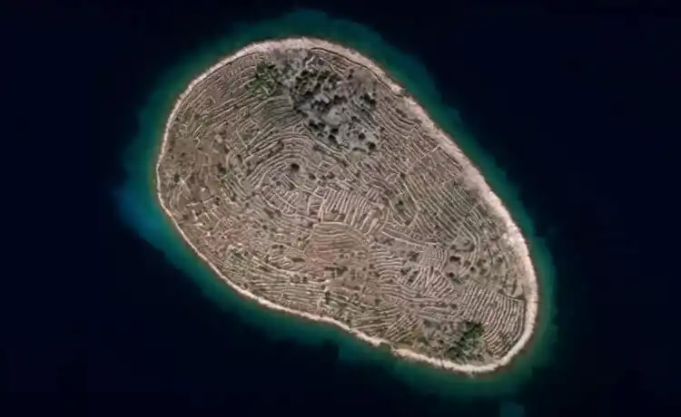Островът-лабиринт: кой и защо е построил тази мистерия
