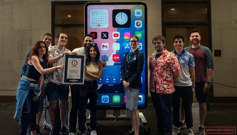 Блогъри създадоха двуметрово работещо копие на iPhone 15 Pro Max и влязоха в Книгата на рекордите на Гинес