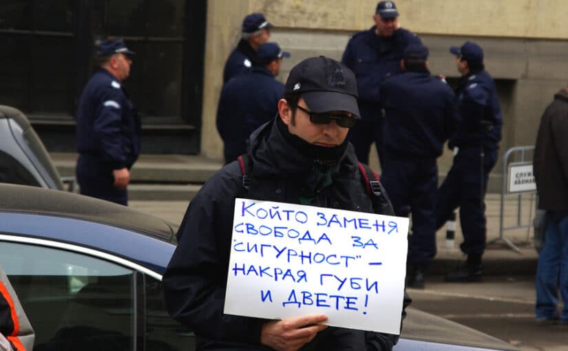 Шпионски софтуер на всеки телефон? Как новото европейско законодателство може да застраши личната ни свобода
