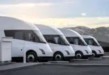 Електрическите камиони Tesla Semi консумират по 1 kWh на километър и изминават 1700 км за един ден