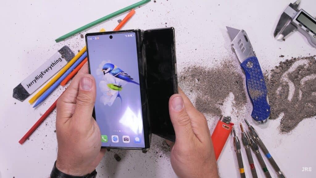 JerryRigEverything тества здравината на HUAWEI Mate XT – много крехко устройство