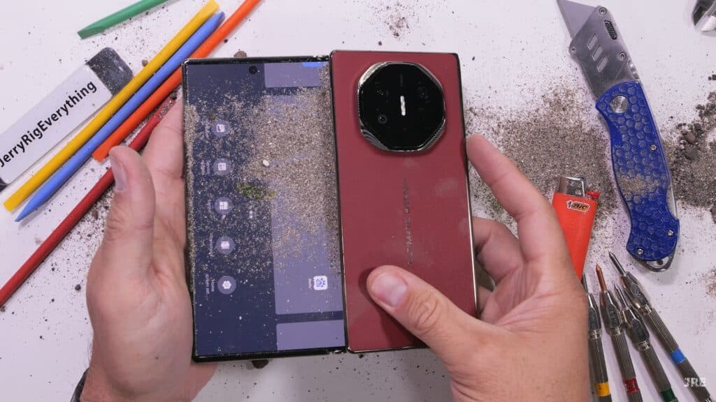 JerryRigEverything тества здравината на HUAWEI Mate XT – много крехко устройство