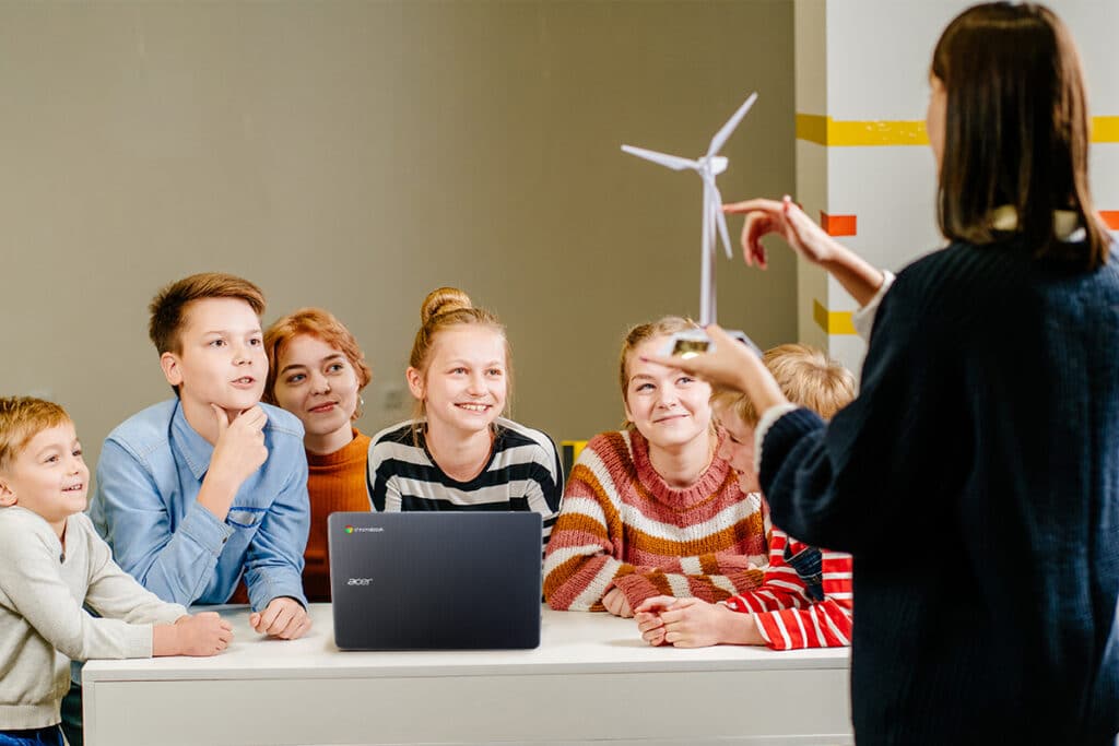 Acer предлага извънкласни дейности, които развиват компютърните умения на учениците