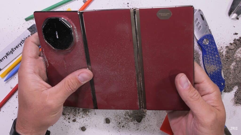 JerryRigEverything тества здравината на HUAWEI Mate XT – много крехко устройство