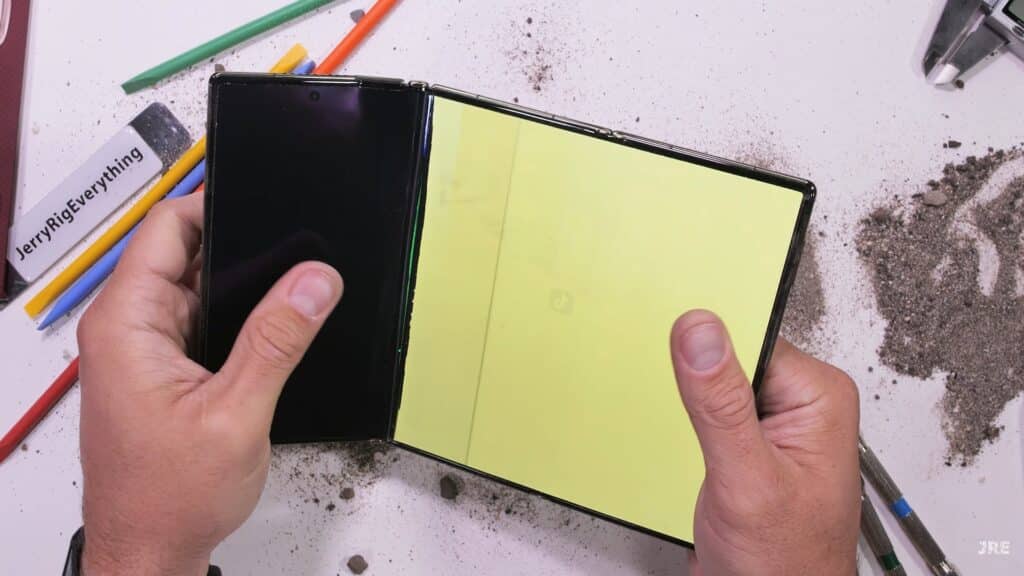 JerryRigEverything тества здравината на HUAWEI Mate XT – много крехко устройство