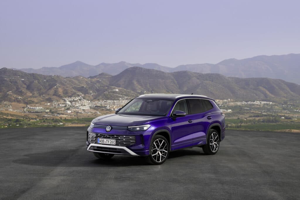 Volkswagen Tayron е нов SUV с богат избор от двигатели и конфигурации на цена от €45,5 хил.