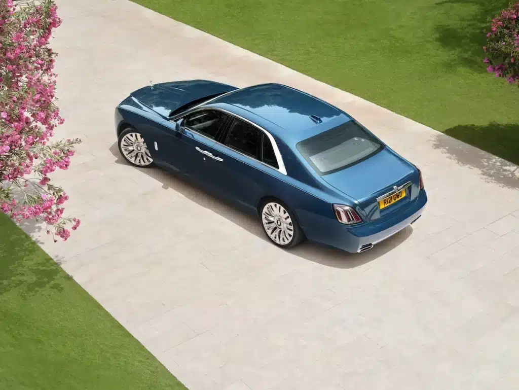 Rolls-Royce представи Ghost Series II: V12 бензинов двигател и огромен стъклен панел
