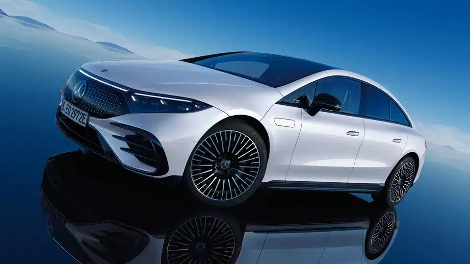 Продажбите на флагмански електромобили Porsche и Mercedes-Benz паднаха с 50%: автомобилните ентусиасти предпочитат ДВГ двигателите