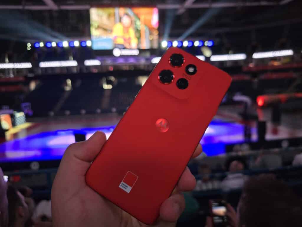 Motorola Edge 50 Neo: Достатъчно здрав за приключения и достатъчно стилен за градския живот