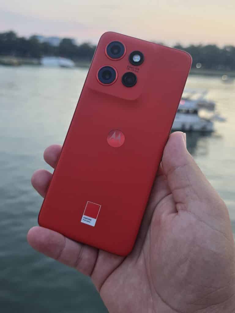 Motorola Edge 50 Neo: Достатъчно здрав за приключения и достатъчно стилен за градския живот