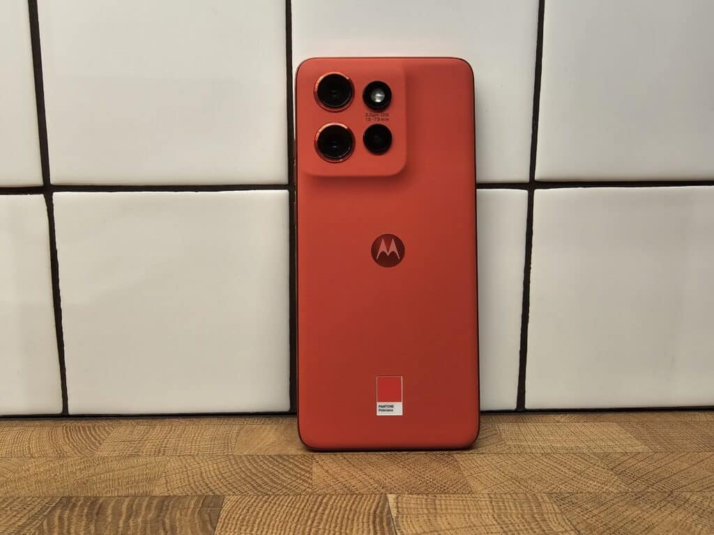 Motorola Edge 50 Neo: Достатъчно здрав за приключения и достатъчно стилен за градския живот