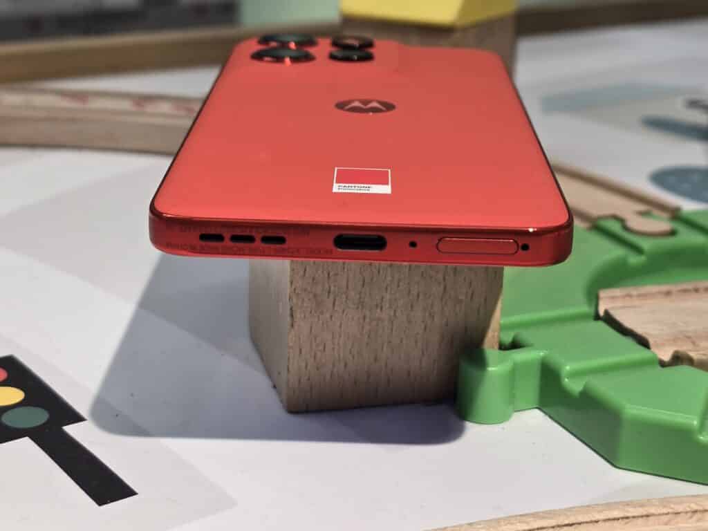 Motorola Edge 50 Neo: Достатъчно здрав за приключения и достатъчно стилен за градския живот