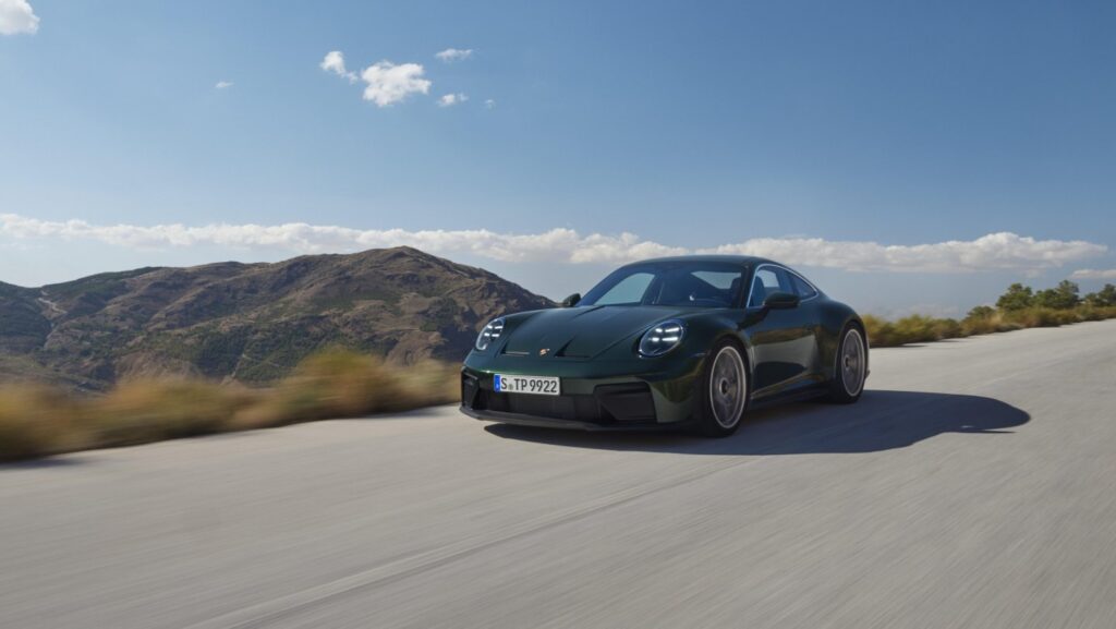 Двойна премиера за 25-та годишнина на Porsche 911 GT3: За пистата и за пътя