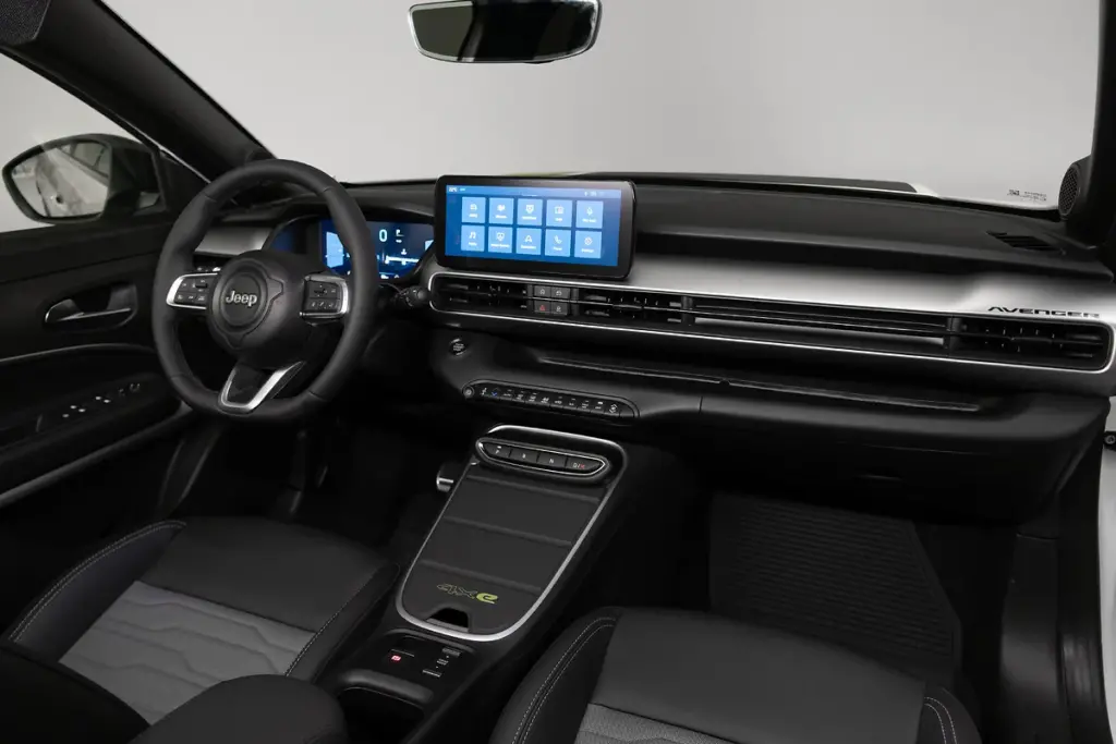 Jeep стартира поръчките за Avenger 4xe и специалното издание The North Face Edition