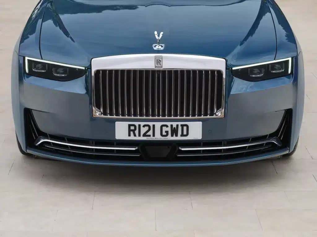 Rolls-Royce представи Ghost Series II: V12 бензинов двигател и огромен стъклен панел