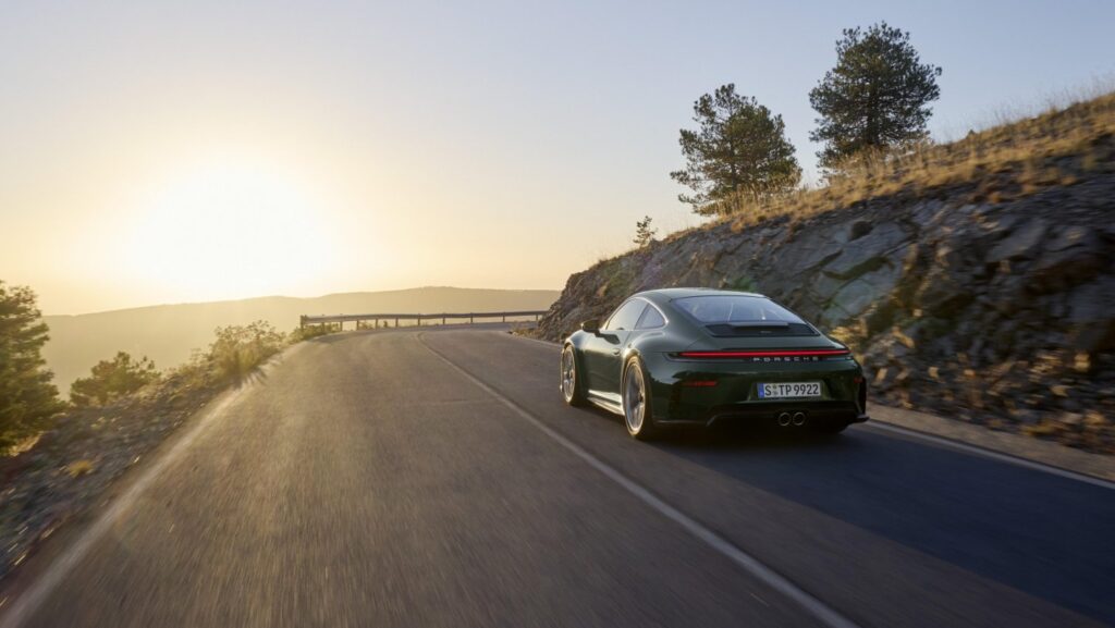 Двойна премиера за 25-та годишнина на Porsche 911 GT3: За пистата и за пътя