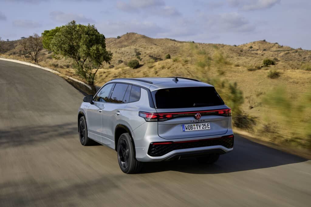 Volkswagen Tayron е нов SUV с богат избор от двигатели и конфигурации на цена от €45,5 хил.