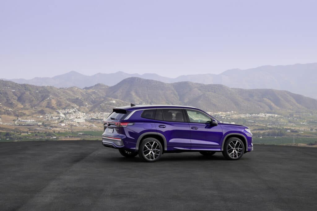 Volkswagen Tayron е нов SUV с богат избор от двигатели и конфигурации на цена от €45,5 хил.