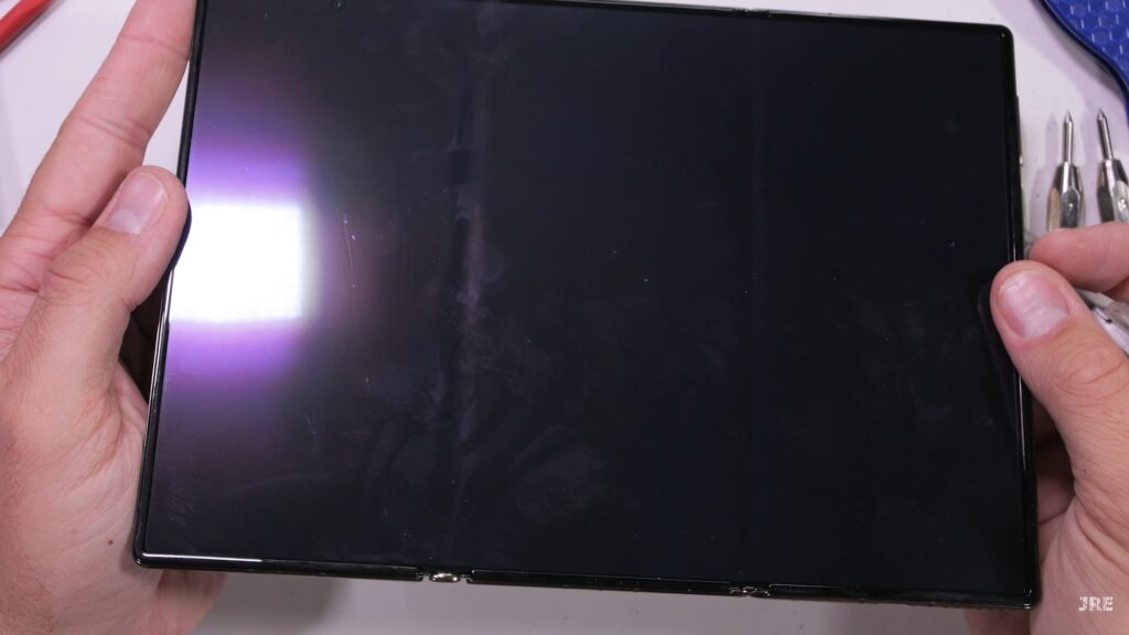 JerryRigEverything тества здравината на HUAWEI Mate XT – много крехко устройство