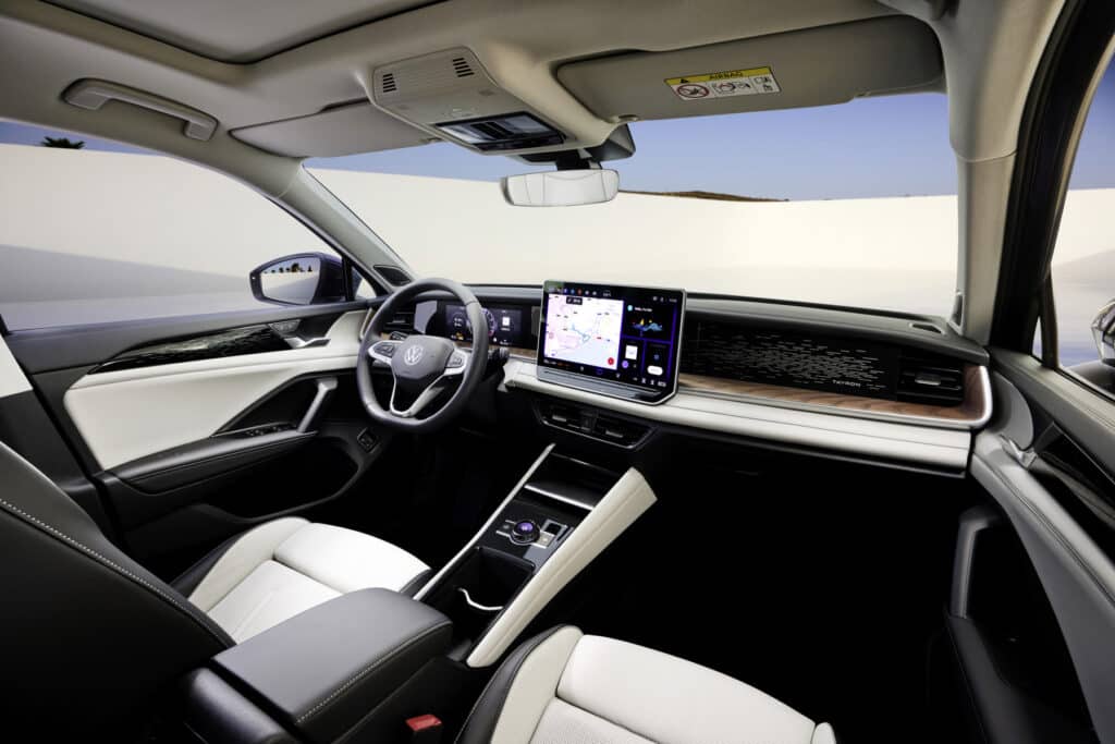 Volkswagen Tayron е нов SUV с богат избор от двигатели и конфигурации на цена от €45,5 хил.