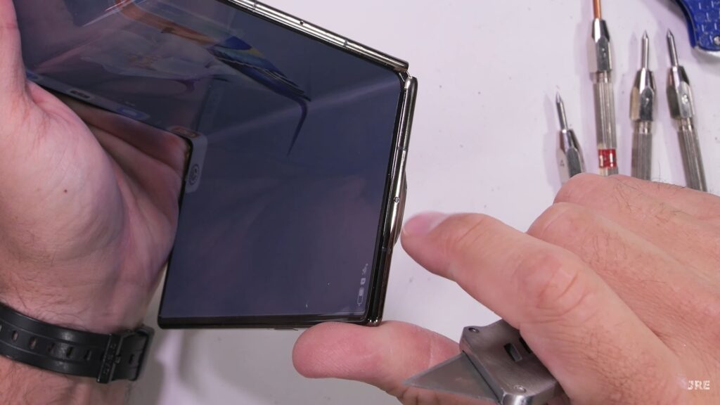 JerryRigEverything тества здравината на HUAWEI Mate XT – много крехко устройство