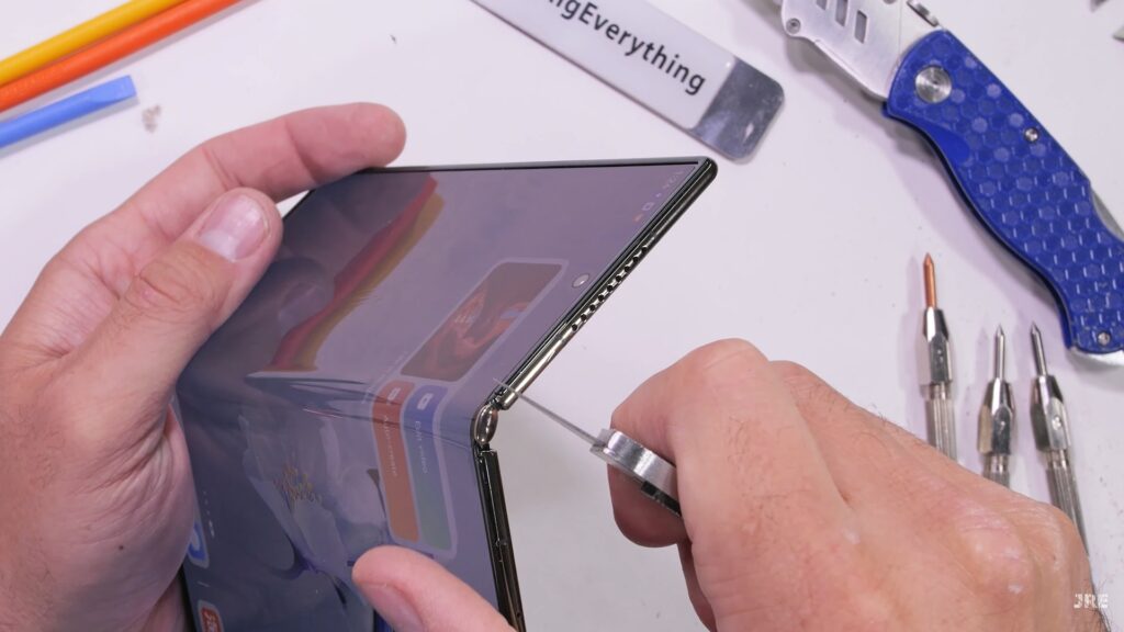 JerryRigEverything тества здравината на HUAWEI Mate XT – много крехко устройство