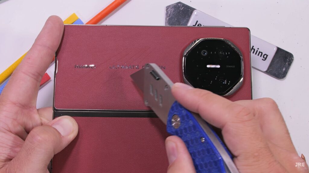 JerryRigEverything тества здравината на HUAWEI Mate XT – много крехко устройство