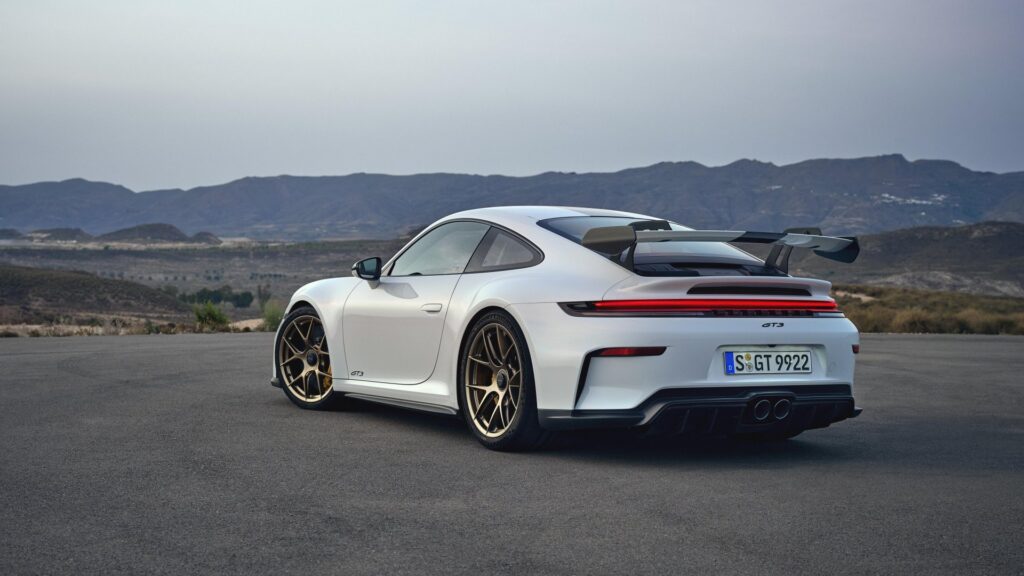 Двойна премиера за 25-та годишнина на Porsche 911 GT3: За пистата и за пътя