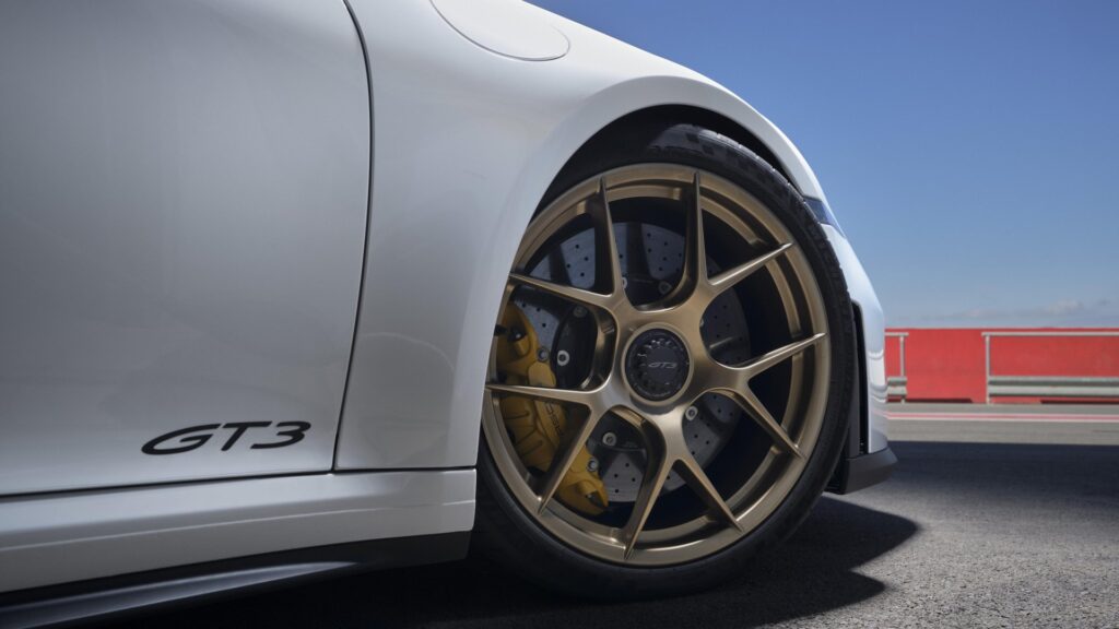 Двойна премиера за 25-та годишнина на Porsche 911 GT3: За пистата и за пътя