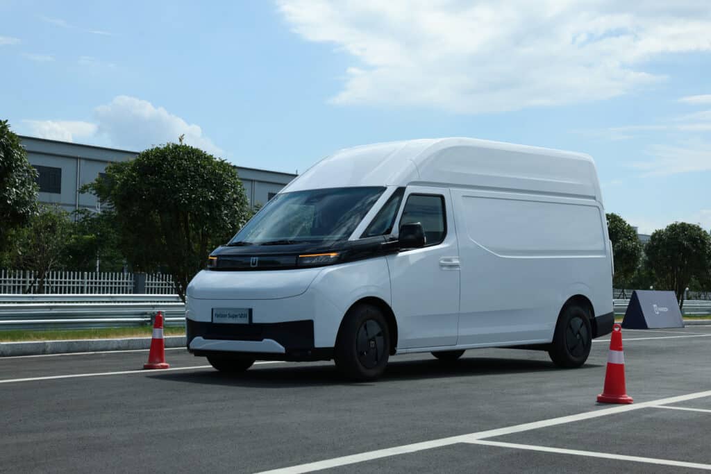 Geely дебютира на Автомобилен салон София 2024 с иновативни модели и специални цени за България