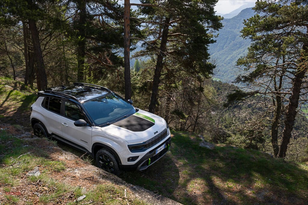 Jeep стартира поръчките за Avenger 4xe и специалното издание The North Face Edition