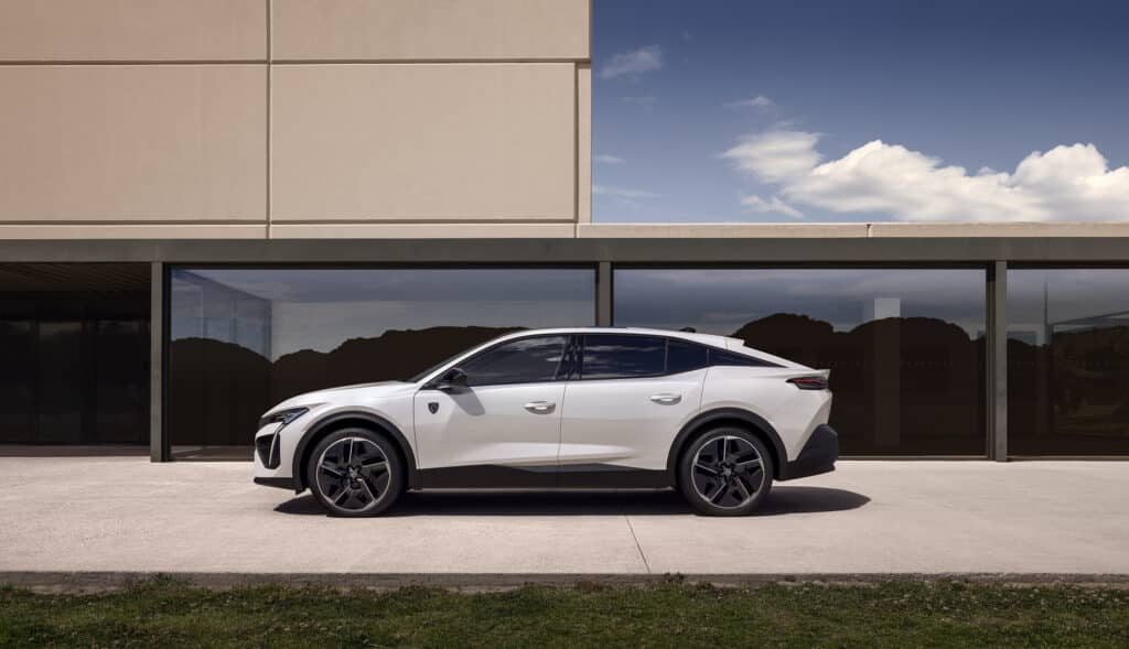PEUGEOT представя новия E-408 – електрически фастбек с впечатляваща динамика и пробег от 453 км