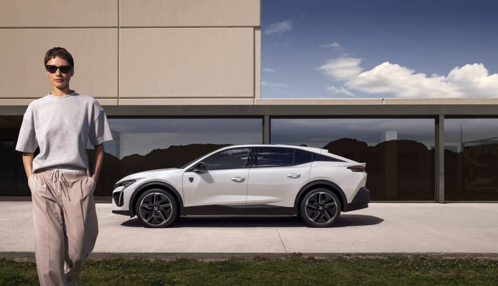 PEUGEOT представя новия E-408 – електрически фастбек с впечатляваща динамика и пробег от 453 км