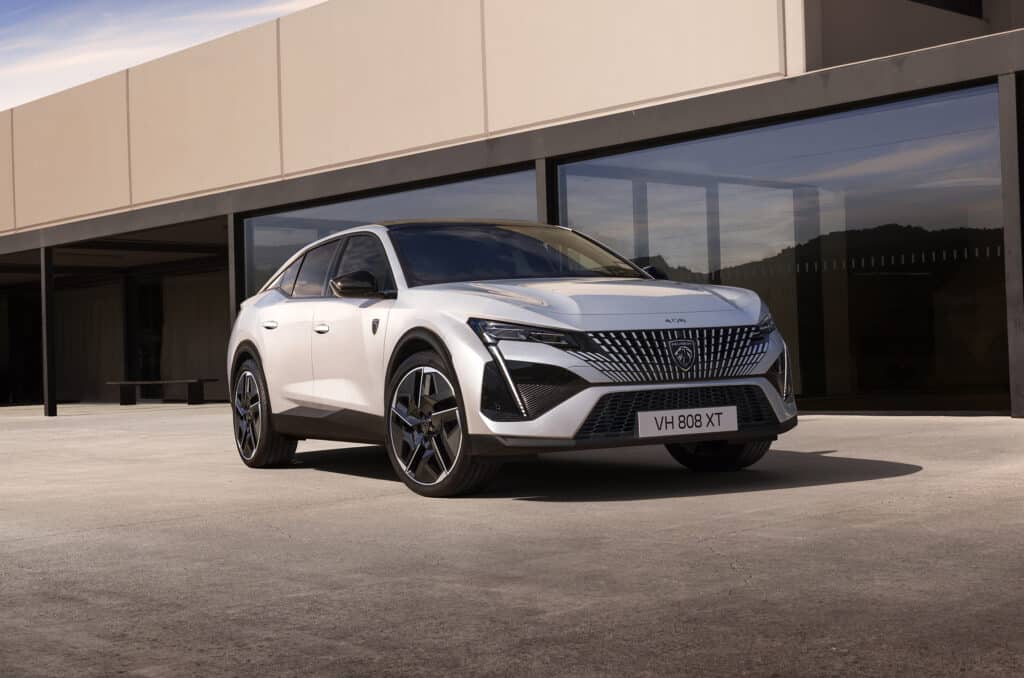 PEUGEOT представя новия E-408 – електрически фастбек с впечатляваща динамика и пробег от 453 км