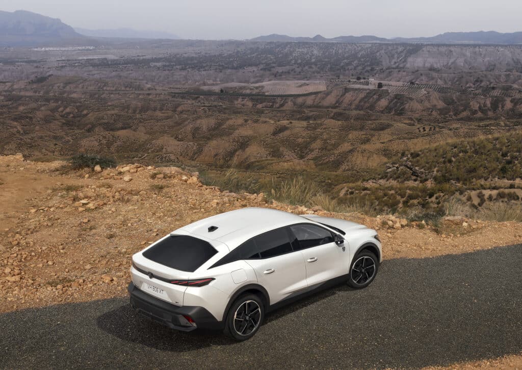 PEUGEOT представя новия E-408 – електрически фастбек с впечатляваща динамика и пробег от 453 км