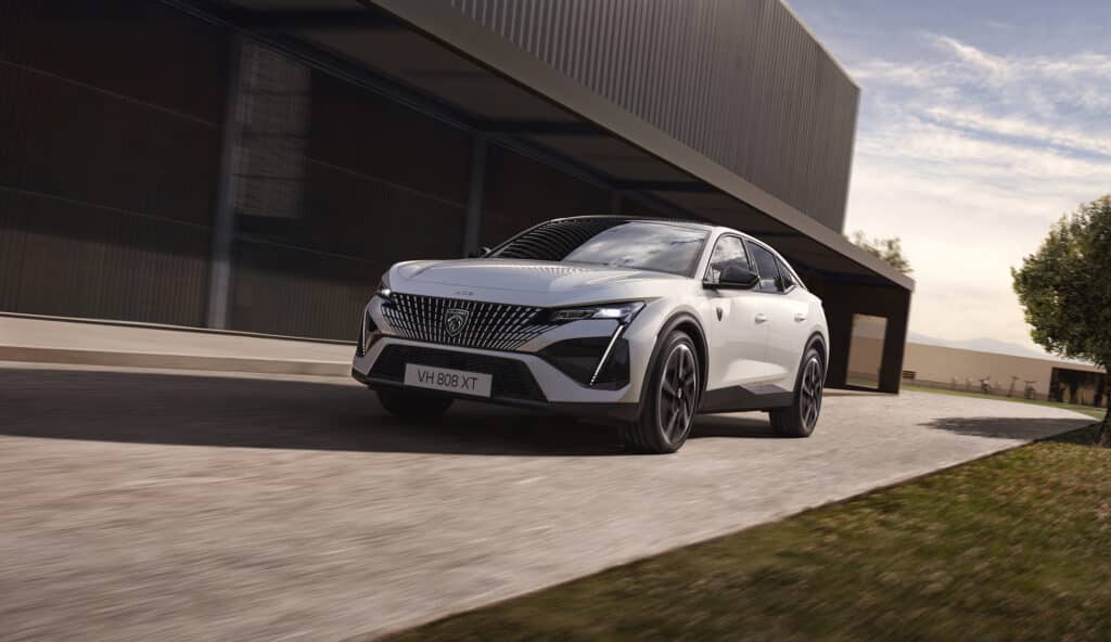PEUGEOT представя новия E-408 – електрически фастбек с впечатляваща динамика и пробег от 453 км