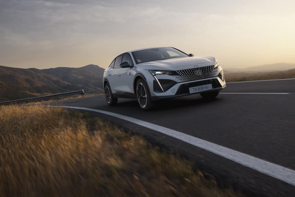 PEUGEOT представя новия E-408 – електрически фастбек с впечатляваща динамика и пробег от 453 км