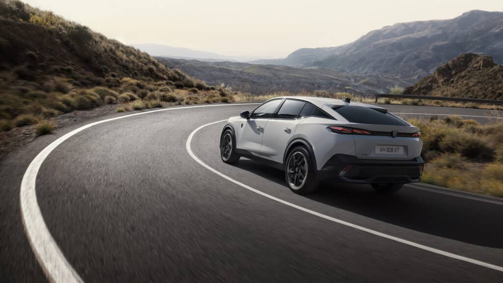PEUGEOT представя новия E-408 – електрически фастбек с впечатляваща динамика и пробег от 453 км
